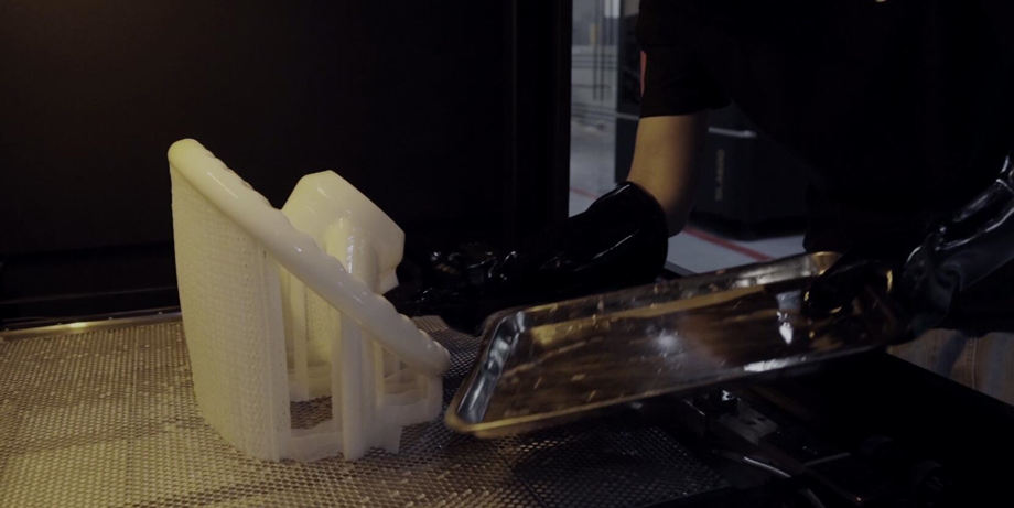 SLA Workflow-Removing the part from the machine